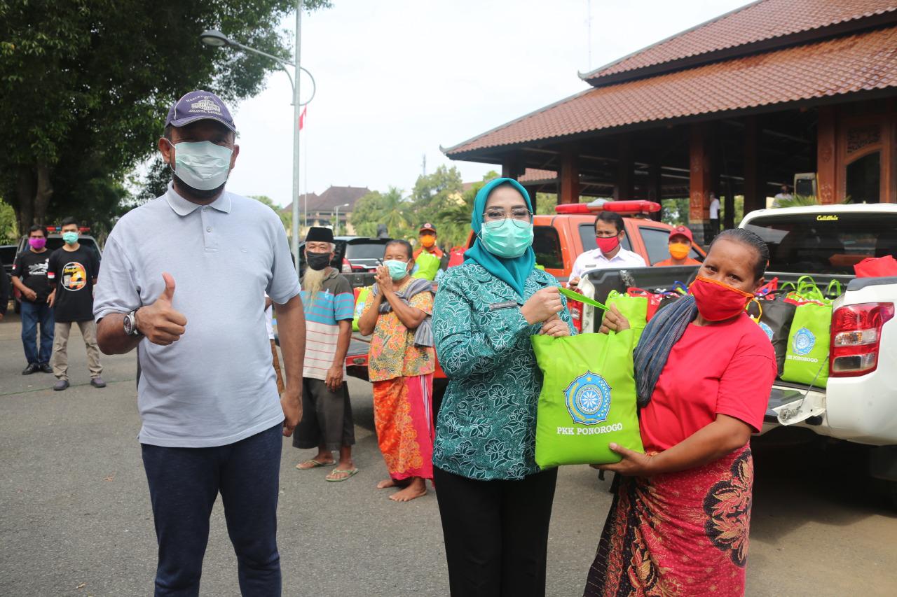 PKK Kabupaten Ponorogo Bagikan Sembako Dan APD