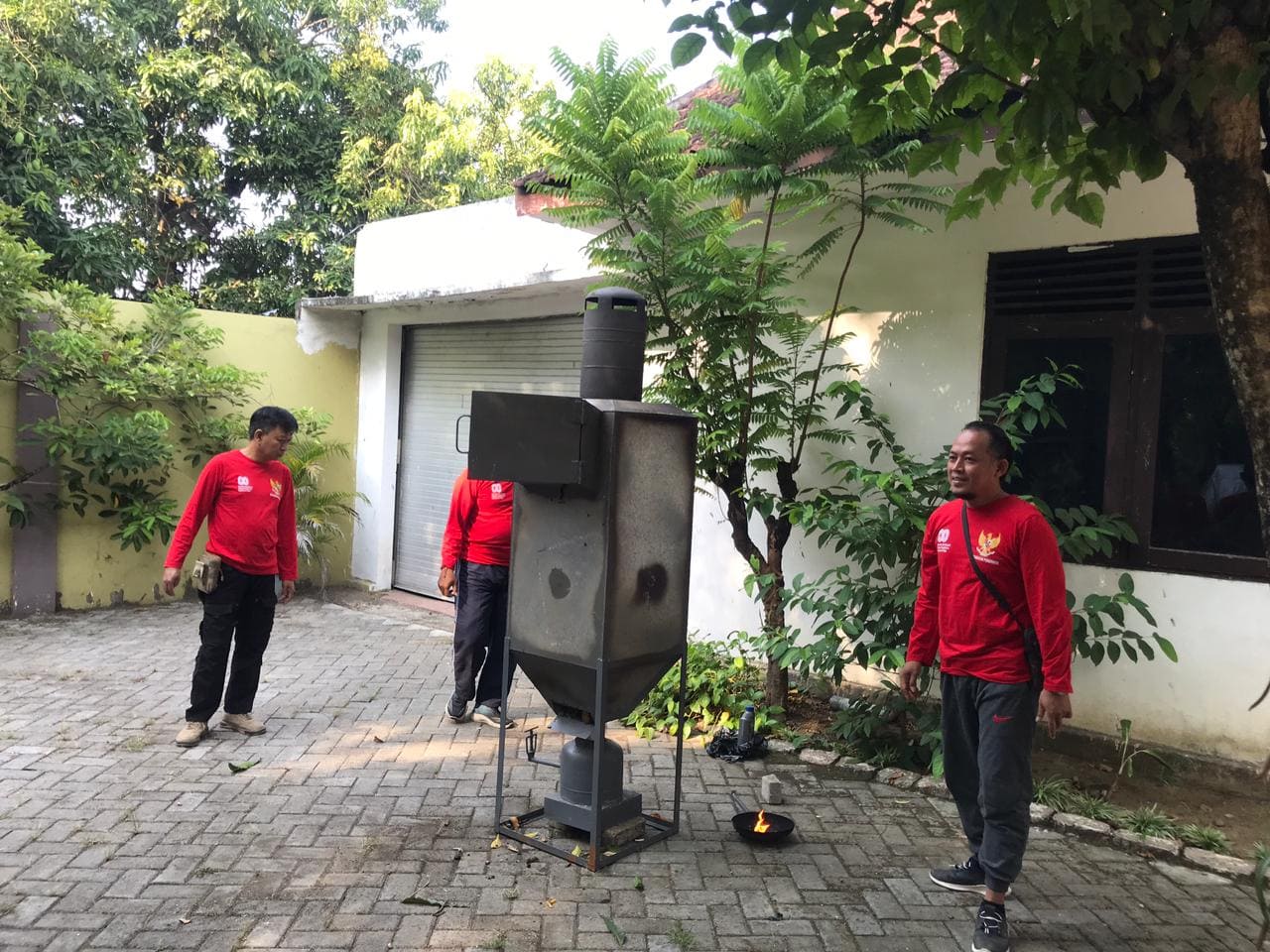 Inovasi Lingkungan: Staf Kecamatan Ponorogo Uji Coba Pembakar Sampah Rancangan Lokal