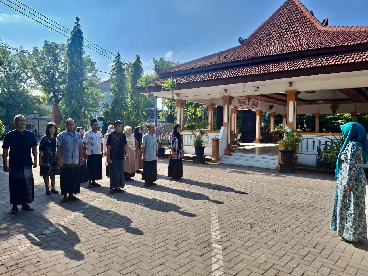Staf Kecamatan Ponorogo Gelar Apel Hari Santri 2025 dengan Busana Muslim, Dipimpin Sekcam  Leila Maurita Indriani, S.STP., M.Si.